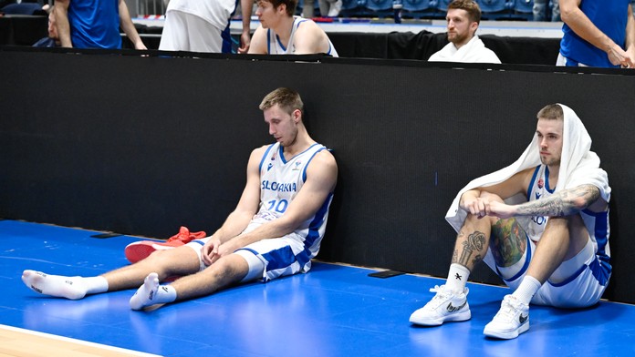 FOTO: Slovenskí basketbalisti pred rekordnou návštevou trápili favorita. O víťazstvo prišli po lacnej chybe