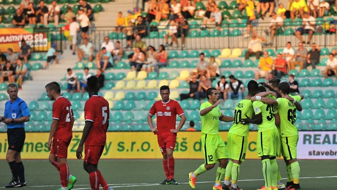 Radosť žilinských futbalistov po góle v zápase 3. kola Slovenského pohára - Slovnaft Cupu MŠK Žilina - FC VSS Košice.