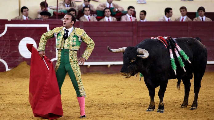 VIDEO: Tragédia na býčích zápasoch. Býk nabral toreadora (†22) a narazil s ním do ohrady, po šoku zomrel aj divák