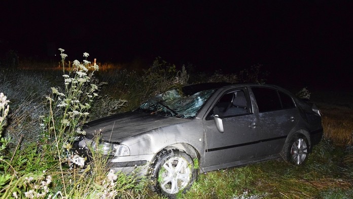 Na mol opitý muž sadol za volant, havaroval a niekoľkokrát sa autom prevrátil
