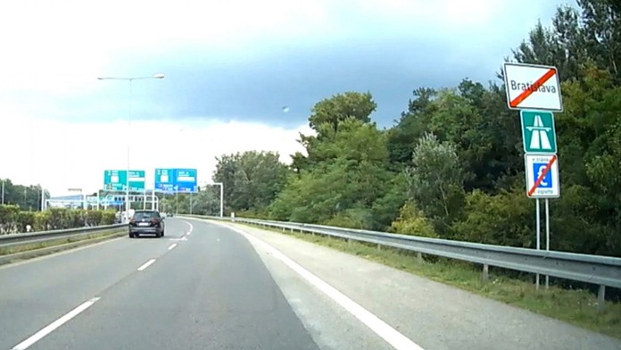 Tabuľa na diaľnici v Bratislave, ktorá zmiatla vodičov.