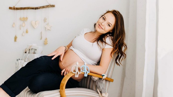 Mária na fotke ešte s tehotenským bruškom