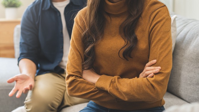 Keď ide von, po návrate ho čaká detektor lži. Chorobne žiarlivá žena svojmu mužovi dokonca diktuje, čo môže pozerať v televízii
