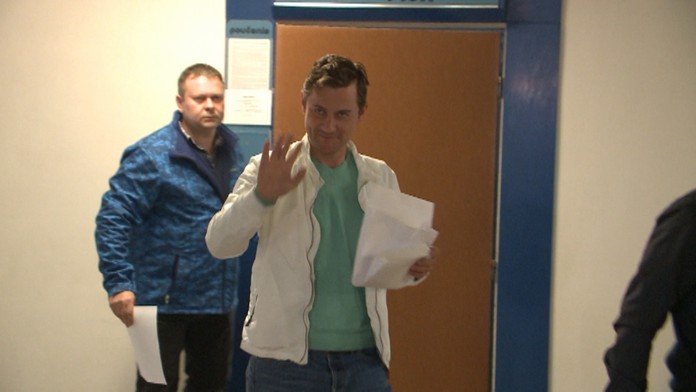 Lekár vychádza zo súdu.