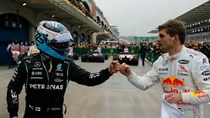 VíŤaz  Bottas sa zdraví s druhým Verstappenom.