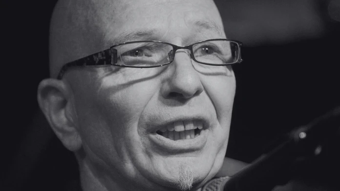 Hral s Mercurym aj Brianom Mayom. Zomrel bývalý basgitarista skupiny Queen
