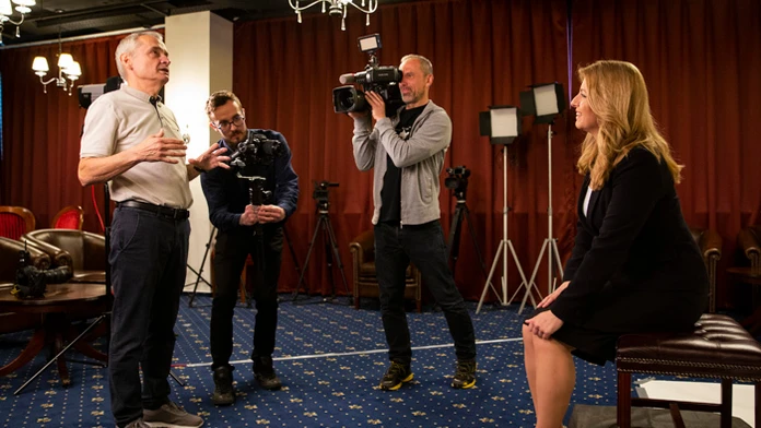 Zuzana Čaputová odpovedá na otázky novinárov po fotení oficiálneho portrétu.