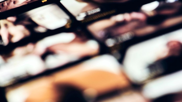 Európska komisia začala vyšetrovať štyri veľké porno stránky