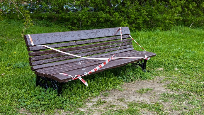 Čerstvo natretá lavička