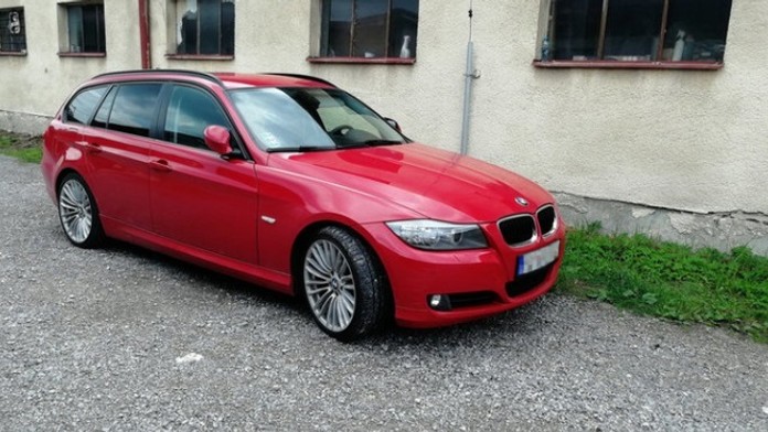 Dievčatko zostalo v horúcom aute.