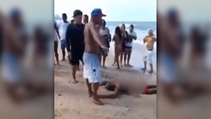 Útok žraloka na brazílskej pláži.