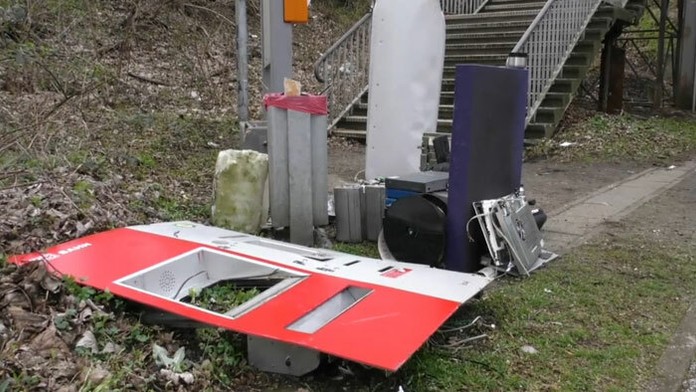 Muž zahynul po výbuchu automatu na cestovné lístky v Dortmunde