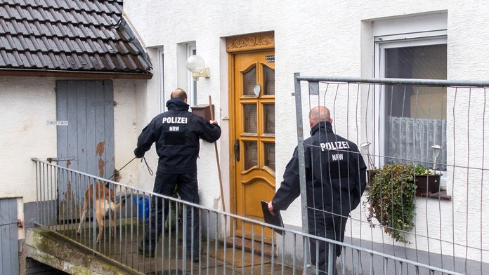 Policajti pred domom hrôzy