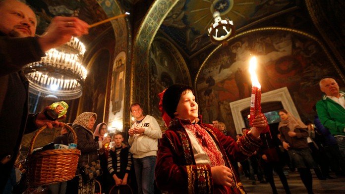 Ukrajinskí pravoslávni veriaci v Kyjevepočas osláv Veľkej noci.