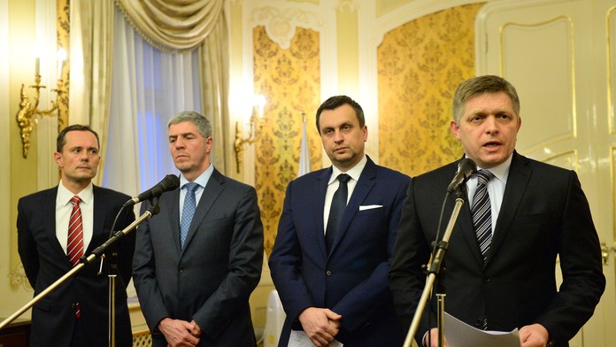 Robert Fico, Andrej Danko, Béla Bugár a Radoslav Procházka po podpise koaličnej zmluvy. (marec 2016)