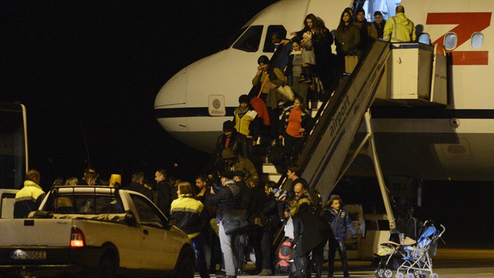 asýrski kresťania vystupujú z lietadla na košickom letisku.