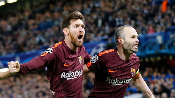 Radosť hráčov Barcelony po góle na pôde Chelsea v prvom osemfinále LM - vľavo Messi a Iniesta.