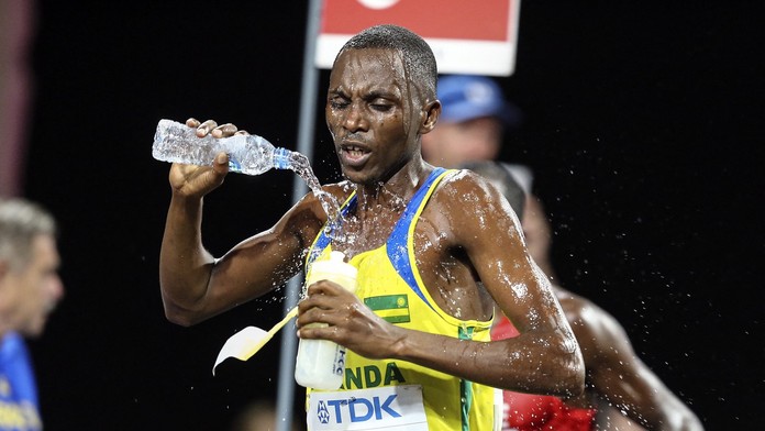 VIDEO: Dvaja najlepší bežci sa tesne pred cieľom pošmykli, jeden z pretekárov ostal nehybne ležať na zemi