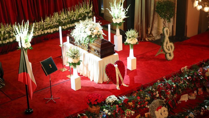 Lucie Bílá spieva Ave Maria na zádušnej omši za Karla Gotta.mp4