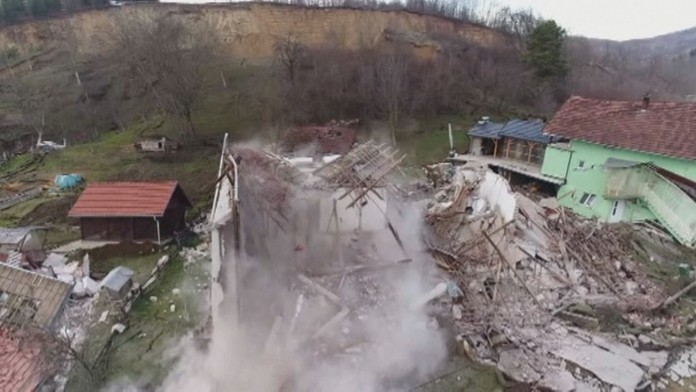 Zo siedmich domov v obci neďaleko bosnianskych hraníc zostali len sutiny.