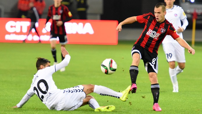 Vpravo kapitán Trnavy Martin Mikovič a hráč Senice Luboš Hušek.