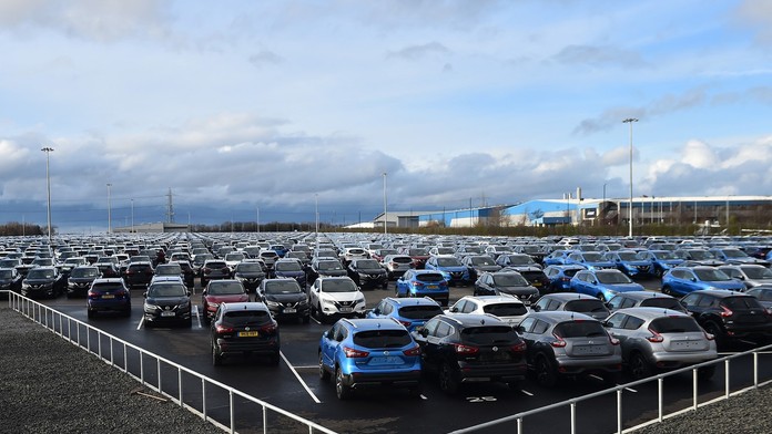 Známa automobilka sa topí v problémoch. Zachrániť ju má rival, napokon z toho nemusí byť nič