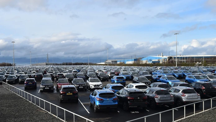 Známa automobilka sa topí v problémoch. Zachrániť ju má rival, napokon z toho nemusí byť nič