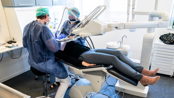 Separácia RNA zo vzorky pacienta pomocou prístroja MagNA Pure v košickej Univerzitnej nemocnici Louisa Pasteura.