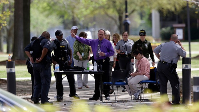Po streľbe na škole v Severnej Karolíne.