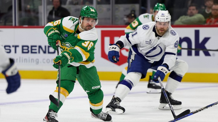 Erik Černák (vpravo) v zápase proti Minnesote