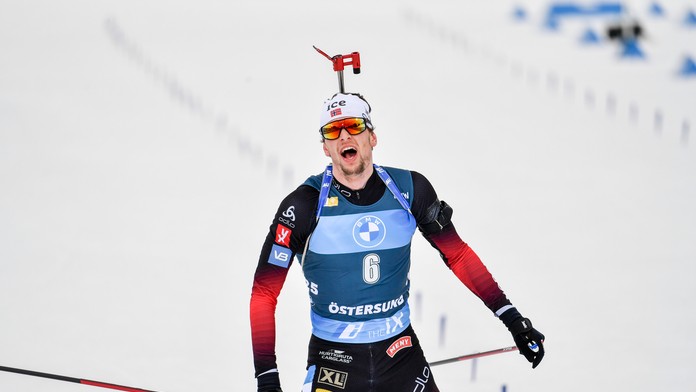 Biatlonista Sturla Holm Laegreid oslavuje triumf v stíhačke v Ostersunde.