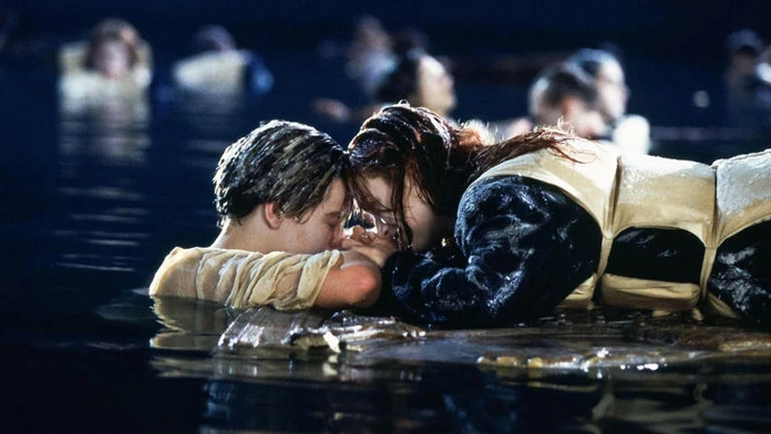 Pre Jacka už nebolo miesto, zachránila sa iba Rose. Vydražili dvere z legendárnej scény z filmu Titanic