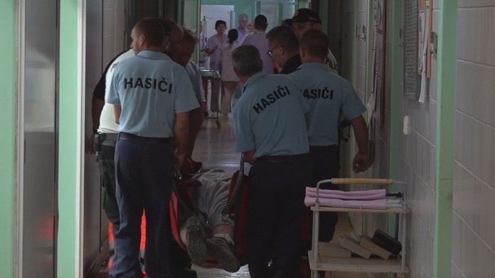 Hasiči pomáhajú extrémne obéznemu mužovi