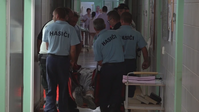 Hasiči pomáhajú extrémne obéznemu mužovi