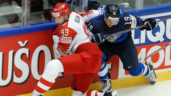 Vpravo fínsky útočník Veli-Matti Savinainen a dánsky hráč Peter Regin.