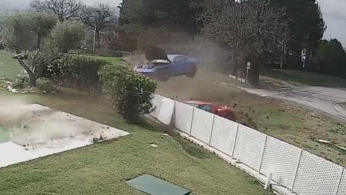 VIDEO: Kuriózna nehoda v Taliansku. Z cesty vyleteli dve Ferrari za sebou a po skoku skončili v plote