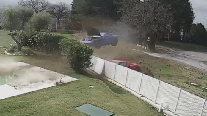 VIDEO: Kuriózna nehoda v Taliansku. Z cesty vyleteli dve Ferrari za sebou a po skoku skončili v plote