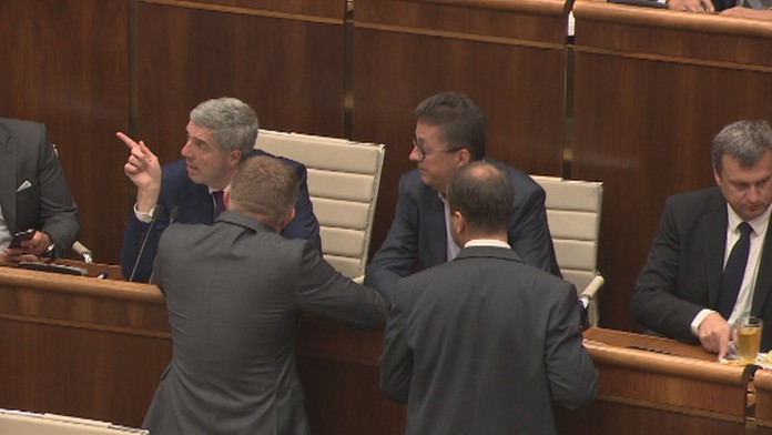 Politici v parlamente.