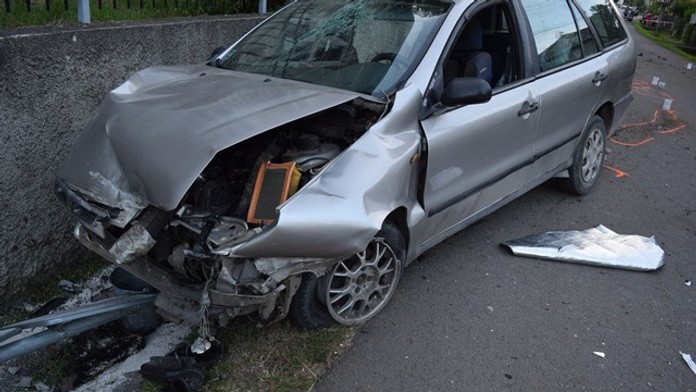 Rozmlátené auto po spanilej jazde 