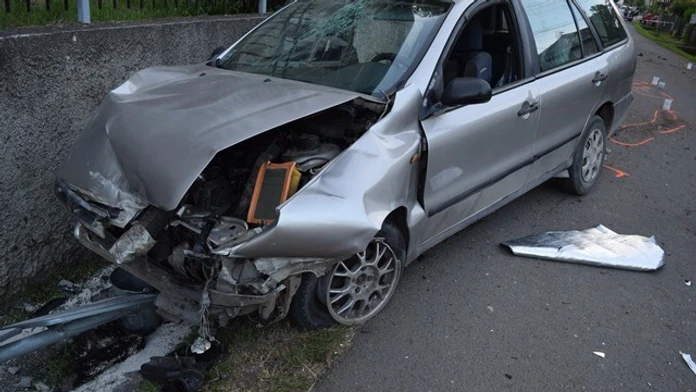 Rozmlátené auto po spanilej jazde 