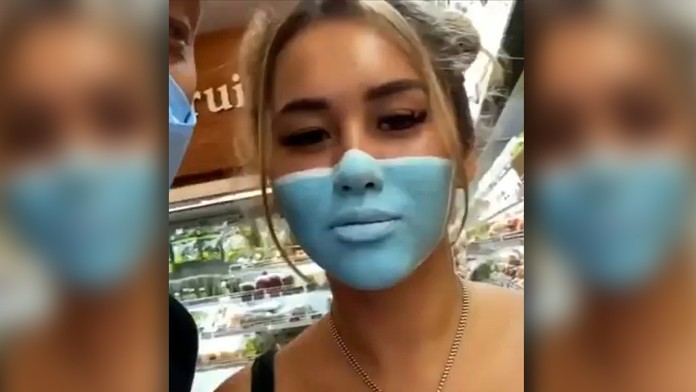 Influencerka Leia Se s namaľovaným rúškom