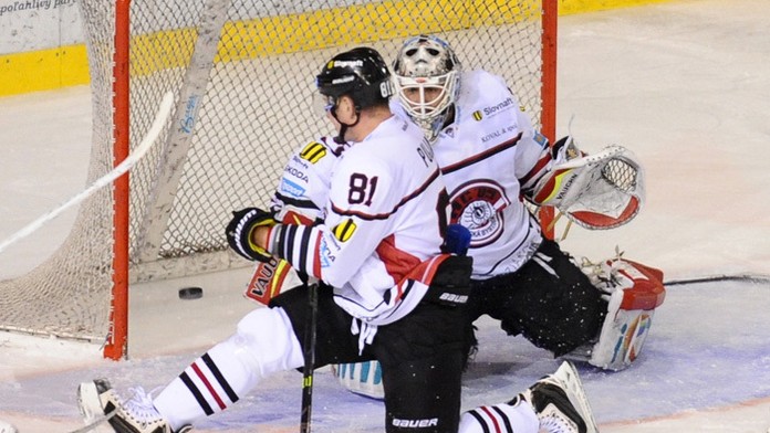 Georgijs Pujacs a brankár Jason Bacashihua (obaja Banská Bystrica)