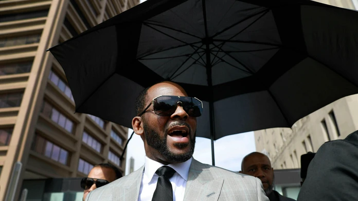 Na archívnej snímke zo 6. júna 2019 americký spevák R. Kelly odchádza zo súdu v Chicahu