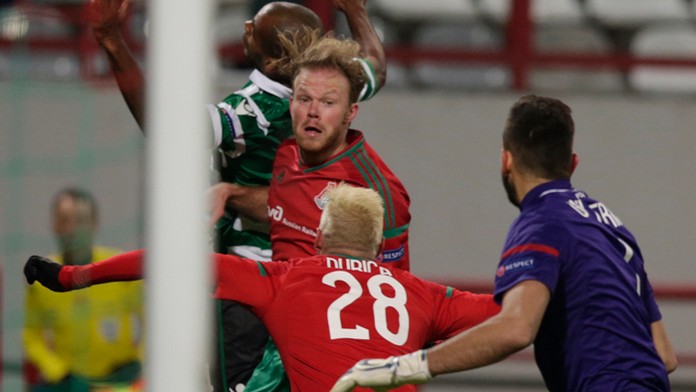 Hráč Sportingu Naldo hlavičkuje, dole druhý sprava obranca Lokomotivu Ján Ďurica.