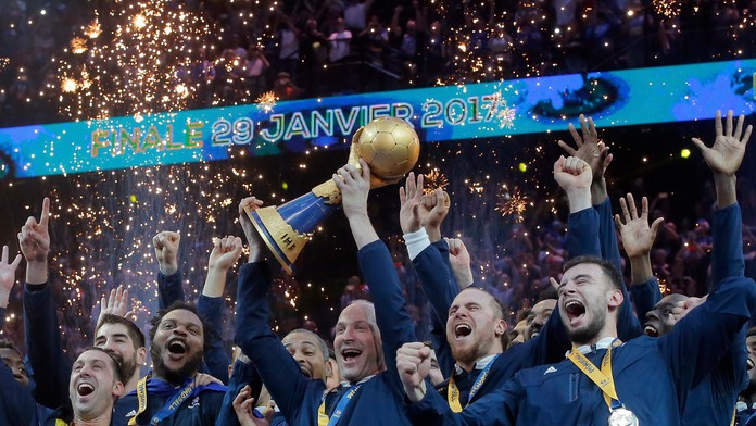 Francúzski hádzanári po finálovom víťazstve proti Nórsku na domácich MS 2017.