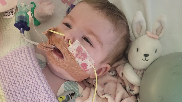 Doma by ju čakala smrť, prevoz do Ríma súd zakázal. Taliansko teraz udelilo ťažko chorému dievčatku občianstvo