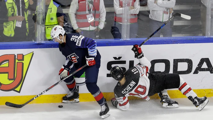 Colin White (vľavo) z USA v súboji o puk s Kanaďanom Braydenom Schennom v súboji o bronz na MS 2018.