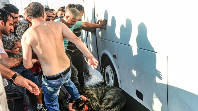 Lynčovanie pučistov v Turecku.