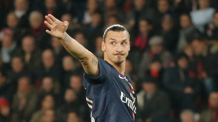 Švédsky útočník Zlatan Ibrahimovič oblieka dres Paríž St. Germain 