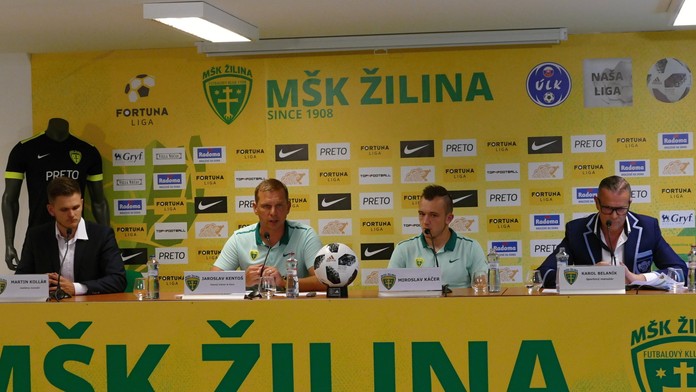 Na archívnej snímke športový manažér MŠK Žilina Karol Belaník, hráč  Miroslav Káčer a tréner Jaroslav Kentoš.